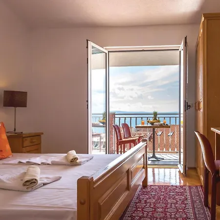 Appartement Two-bedroom With Sea View 03 *